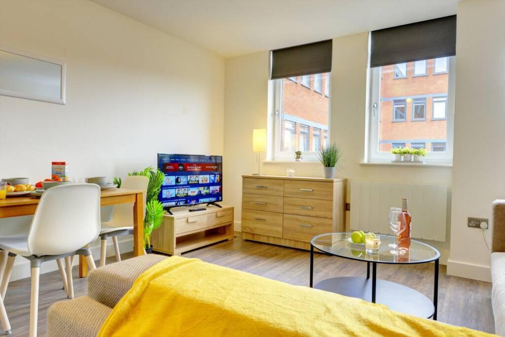 Modern & Stylish 2Br Apartment - Queens House Coventry Bagian luar foto