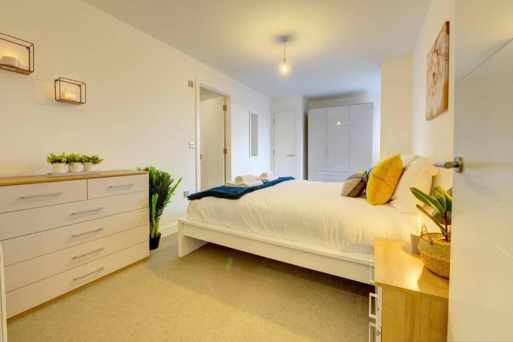Modern & Stylish 2Br Apartment - Queens House Coventry Bagian luar foto