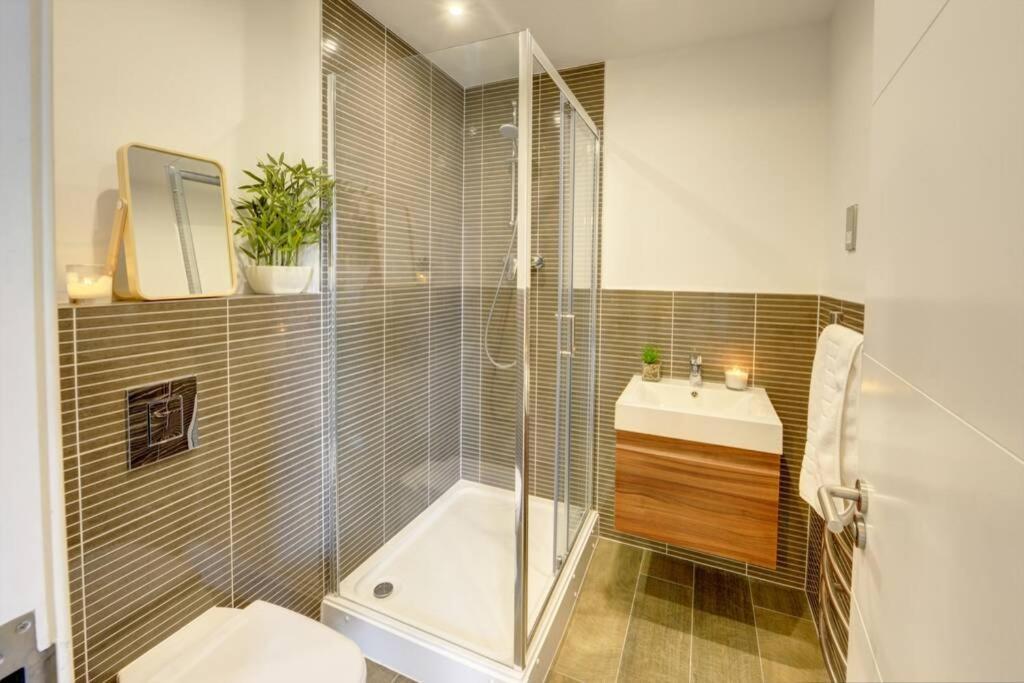 Modern & Stylish 2Br Apartment - Queens House Coventry Bagian luar foto